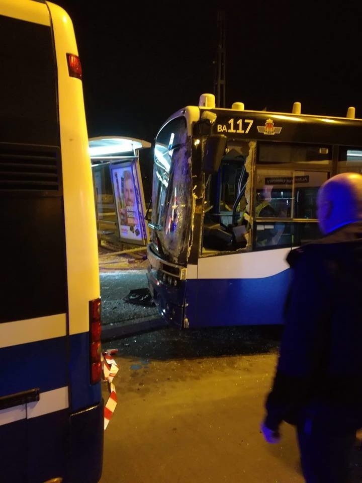 Kraków. Autobus wjechał w słup sieci trakcyjnej 