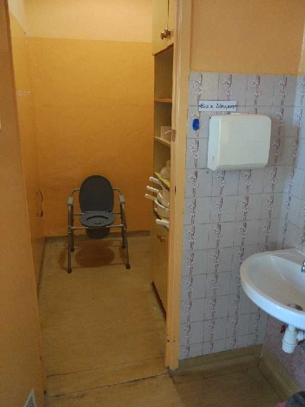 Tak wygląda toaleta dla covidowców w szpitalu nr 2 w...