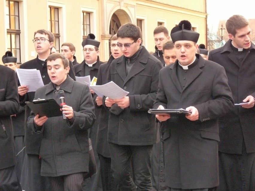 Wrocław: Droga Krzyżowa na Ostrowie Tumskim. Kilkaset osób wzięło udział w modlitwie (ZDJĘCIA)