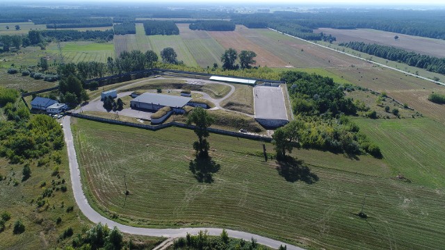 Jedyne w Polsce Krajowe Składowisko Odpadów Promieniotwórczych znajduje się w Różanie (powiat makowski), około 90 km od Warszawy.