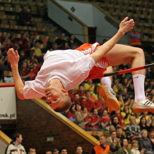 Marcin Klinkosz pokonuje poprzeczkę na wysokości 190 cm.