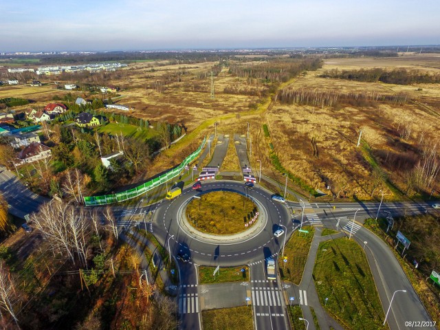 Realizacja przedsięwzięcia pn. Budowa drogi wojew&oacute;dzkiej od drogi wojew&oacute;dzkiej nr 455 do drogi krajowej nr 98 odbywa się w formule zaprojektuj &ndash; wybuduj.Obecnie inwestycja znajduje się na I etapie realizacji, polegającym na zaprojektowaniu i uzyskaniu Zezwolenia na Realizację Inwestycji Drogowej dla tego zadania.Koniec inwestycji planowany jest na listopad 2020 r.