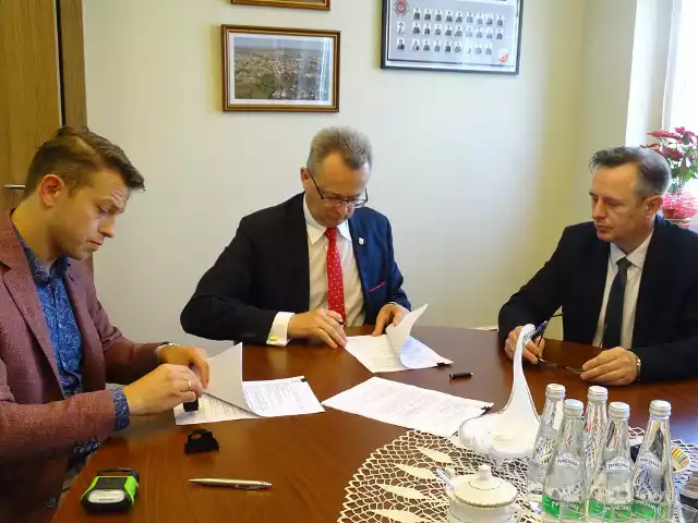Podczas podpisywania umowy obecni byli od lewej: przedstawiciel firmy Karol Cieśla, burmistrz Arkadiusz Sulima i Andrzej Skorek z referatu dróg w Zwoleniu.