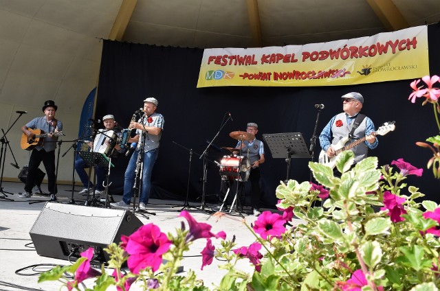 W Inowrocławiu odbył się II Ogólnopolski Festiwal Kapel Podwórkowych. Rywalizowało 13 zespołów. Przesłuchania konkursowe i koncert laureatów zorganizowano w muszli koncertowej Solanek