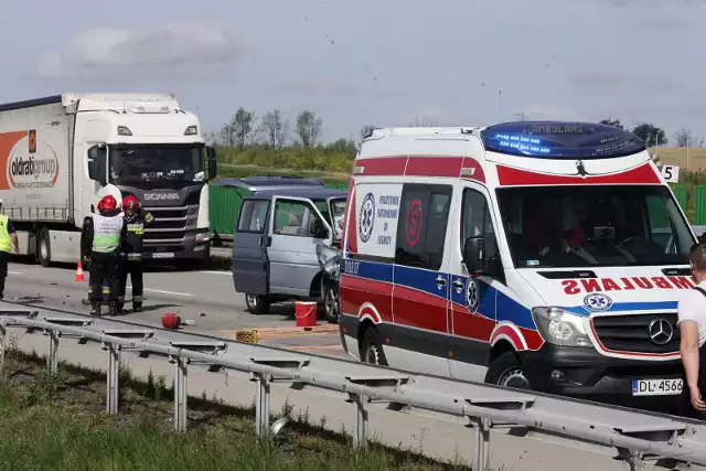 Groźny wypadek na A4 w pobliżu węzła Chojnów. Bus wjechał w samochód służby drogowej. Zdjęcie ilustracyjne