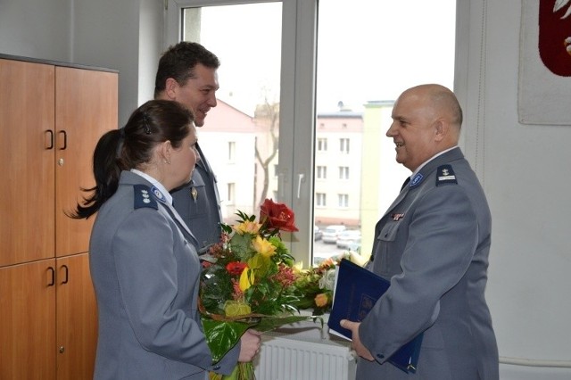 Nowy komendant został przywitany przez podwładnych kwiatami.