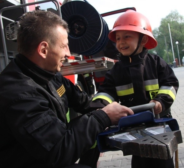Młodszy ogniomistrz Przemysław Rysa pokazywał Mateuszowi, jak działają strażackie nożyce pneumatyczne.