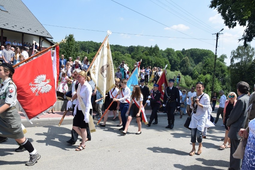 Hołd dla 30 ofiar pacyfikacji Radwanowic w miejscu kaźni hitlerowskiej. Wspomnienia bestialskiego mordu [ZDJĘCIA] 