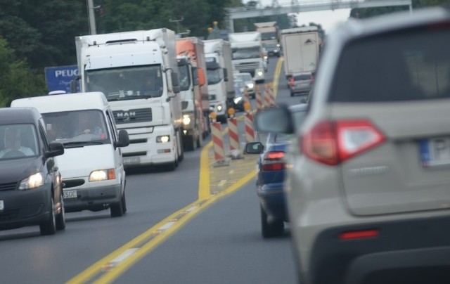 Korek na S3 zaczyna się kilka 3 km przed mostem w Cigacicach w kierunku Zielonej Góry. Powodem zakorkowania drogi są powroty z długiego weekendu, a także żużlowy pojedynek Falubazu Zielona Góra z Fogo Unią Leszno. Droga korkuje się na zwężeniu przed budowanym mostem. Ponieważ sytuacja z powodu ogromnego ruchu na S3 w kierunku Zielonej Góry może ulec pogorszeniu, kierowcy usiłują do Winnego Grodu dostać się starą drogą prowadzącą przez Cigacice. Niestety w wyniku natężenia pojazdów tam również są utrudnienia.Prosimy o zachowanie szczególnej ostrożności.Zobacz również: Siedzący tryb życia, brak ruchu, zła dieta. Stan zdrowia osób pracujących za kółkiem pozostawia wiele do życzeniaŹródło:TVN Turbo