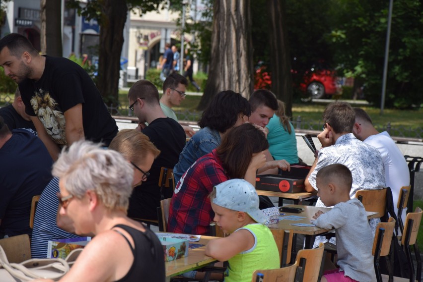 Mieszkańcy Częstochowy grają w planszówki. Gry planszowe opanowały plac Biegańskiego