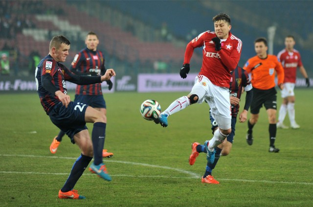 W tym sezonie Pogoń z Wisłą u siebie przegrała 0:3, a w Krakowie zremisowała 1:1. Na zdjęciu walka o piłkę Mateusza Matrasa z Rafałem Boguskim.