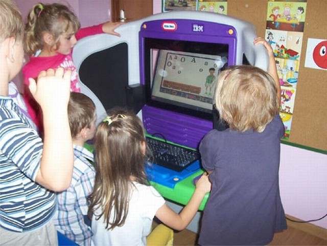 Przedszkolaki z tarnobrzeskiej &#8222;Osiemnastki&#8221; w trakcie zabawy edukacyjnej z wykorzystaniem sprzętu komputerowego.