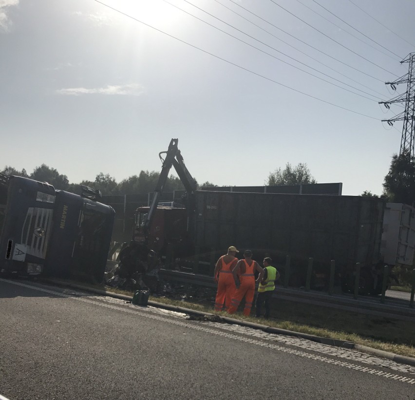 Ciężarówka ze złomem wywróciła się na autostradzie A1 w...