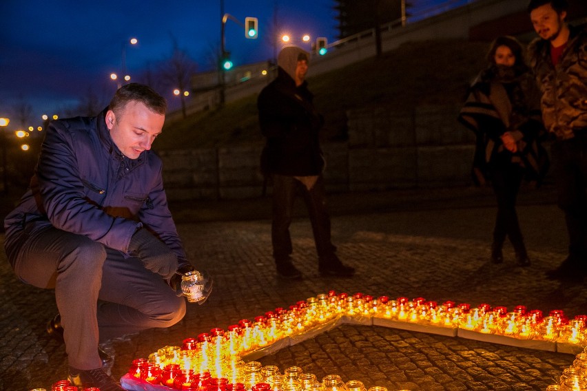 Setki zniczy stanęły na rondzie Mogilskim