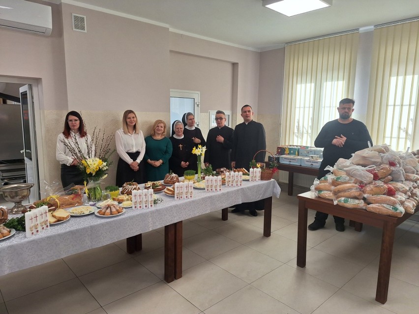 Wielkanocny poczęstunek dla potrzebujących w Caritas Archidiecezji Przemyskiej. Rozdano 1000 paczek żywnościowych