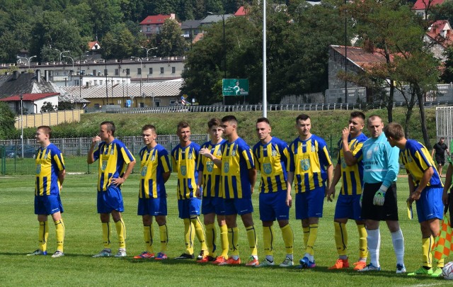 Artur Karasek (trzeci z lewej) zapewnił Nidzie kolejne zwycięstwo. To jego gol z rzutu karnego pozwolił pokonać Naprzód Jędrzejów.