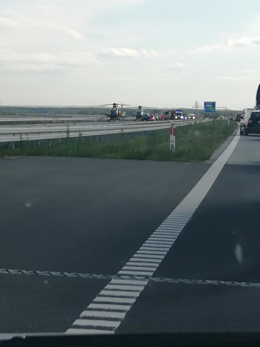 W wypadku na autostradzie A1 w Woźnikach w powiecie...