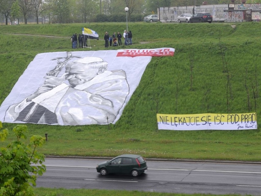 Kibice bydgoskiego Zawiszy również uczcili kanonizację papieża Jana Pawła II [zdjęcia]