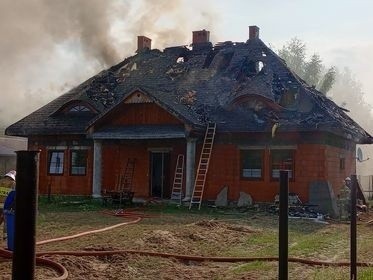 Spalił się dom znanego radomianina w Piastowie koło Radomia. Bardzo potrzebna jest pomoc poszkodowanej rodzinie. Zobacz zdjęcia