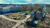 Obok "strasznego dworu" w centrum Krakowa budują blok. Mieszkańcy są zbulwersowani
