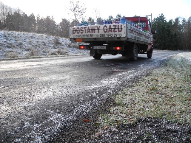 Dosyć ślisko jest na drogach powiatu lęborskiego. Kierowcy zachowywali ostrożność, nie było większych zdarzeń.