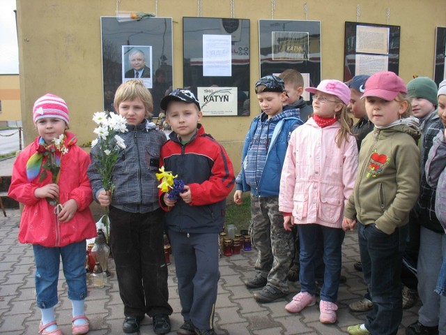 Nawet dzieci z przedszkola i szkoły podstawowej w Skaryszewie przyszły zapalić znicze pod tablicę na murze kościelnym upamiętniającą zmarłego prezydenta Lecha Kaczyńskiego.