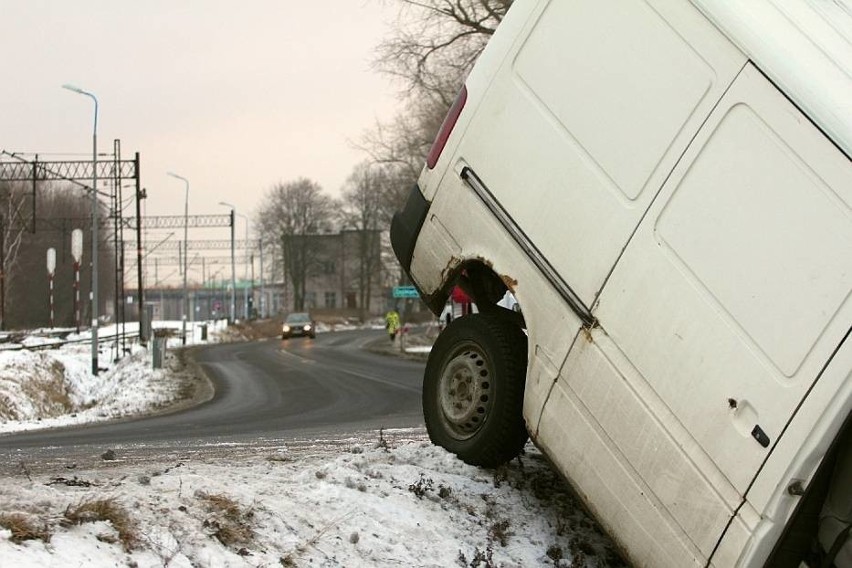 Wypadek na drodze Legnica - Złotoryja. Bus w rowie. Trzy osoby ranne