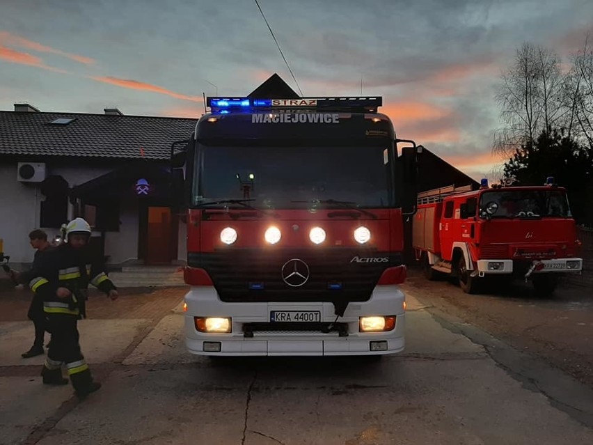 Strażacy z Maciejowic pozyskali samochód bojowy. To ratowniczo-gaśniczy mercedes