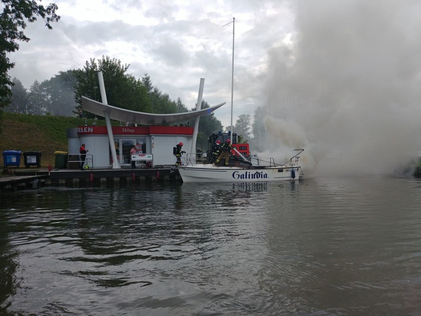 Jezioro Kisajno. Łódź spłonęła niemal doszczętnie. Powodem pożaru mogła być butla gazowa (zdjęcia)