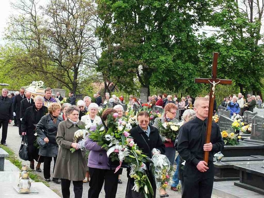 Kondukt pogrzebowy na cmentarzu przy ulicy Polnej.