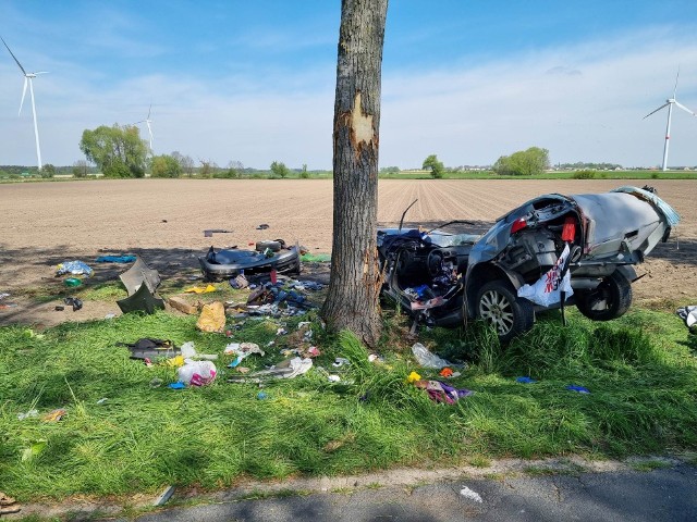 Na miejscu działały 4 zastępy straży pożarnej.