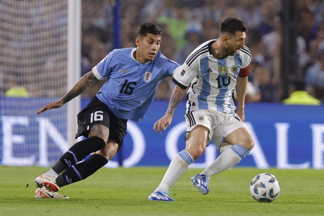 Kapitan reprezentacji Argentyny Lionel Messi w walce o piłkę z Urugwajczykiem Mathiasem Oliverą w meczu eliminacji MŚ 2026