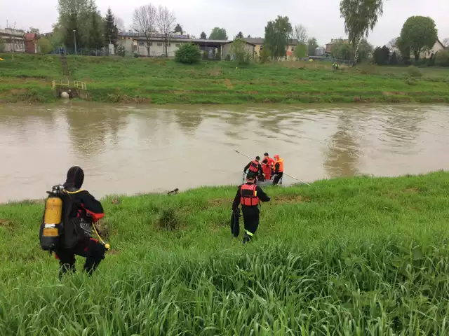 W poszukiwaniach mężczyzny wzięło udział 24 strażaków, w tym 10 płetwonurków z Sanoka i Przemyśla.