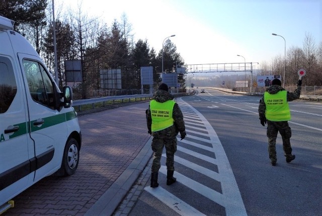 Nowe zasady dla osób podróżujących do Polski z Czech i Słowacji obowiązują od 27 lutego. Aby wjechać z obu państw do naszego kraju, trzeba pokazać negatywny wynik testu na koronawirusa albo potwierdzenie o przyjęciu dwóch dawek szczepionki przeciw COVID-19.