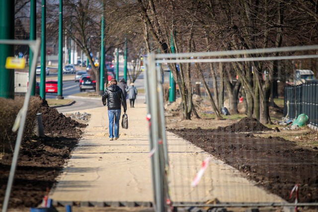 Kilka kilometrów nowej sieci wodociągowej oraz nowe chodniki i drogi – to będzie efekt prac Sosnowieckich Wodociągów prowadzonych w ul. Sławkowskiej, Dojazdowej, Pekińskiej oraz Piłsudskiego. Zobacz kolejne zdjęcia. Przesuwaj zdjęcia w prawo - naciśnij strzałkę lub przycisk NASTĘPNE