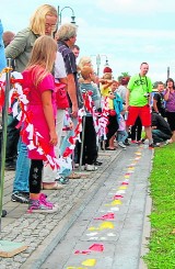 Tczew: Aleja Stóp na nadwiślańskim bulwarze. W roli gwiazd - mieszkańcy 