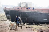 Kadłub barki ledwo zmieścił się w nowosolskim doku