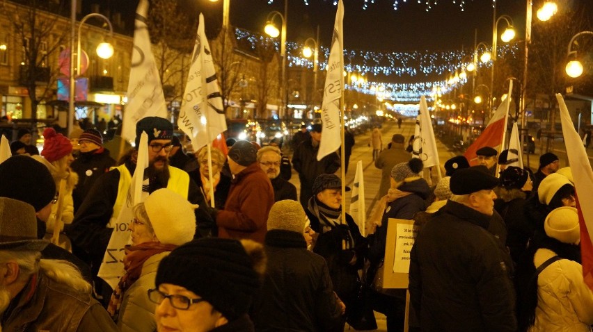 Demonstracja KOD w Częstochowie. "Demokracjo spoczywaj w...