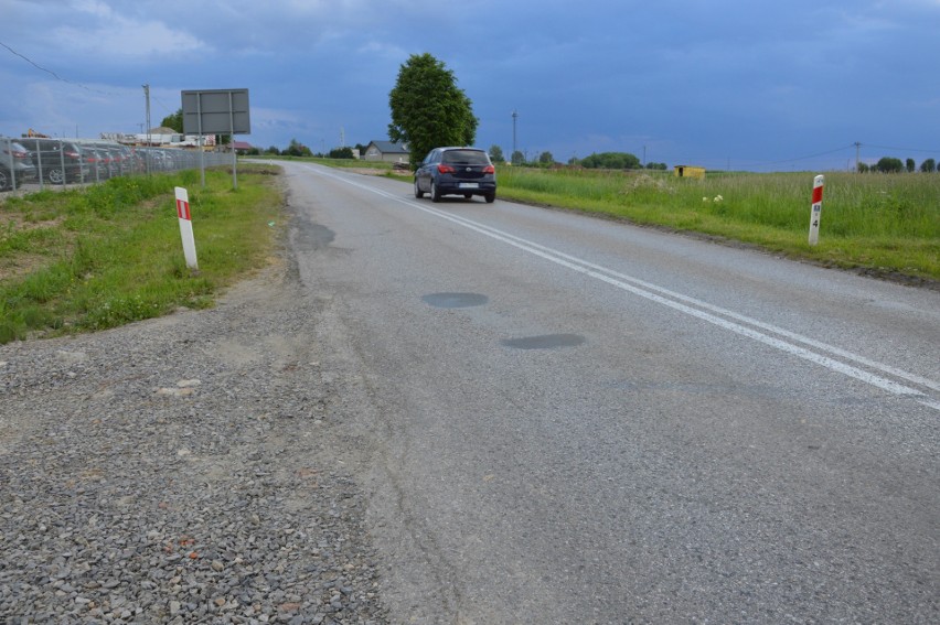 Inwestycje drogowe. Mieszkańcy Sąspowa nie dowierzają, że droga powiatowa w ich miejscowości zostanie wyremontowana