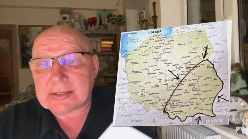 Krzysztof Jackowski pokazuje mapę z zaznaczonym terenem,...