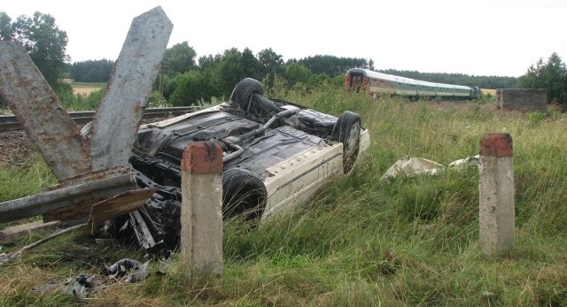 Jadący mercedesem mężczyzna wjechał pod pociąg relacji Suwałki - Bydgoszcz.