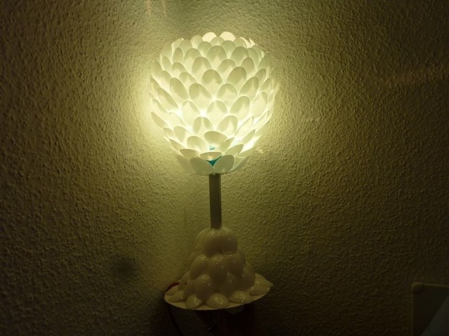 Ta lampa powstała z plastikowych łyżeczek. Wykonał ją Grzegorz Kołodziejski ze Szkoły Podstawowej  nr 7 w Kielcach.