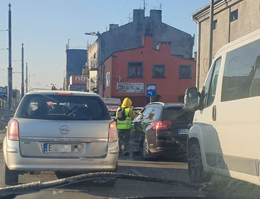 Cudzoziemiec wciska kierowcom "choinki" na łódzkim skrzyżowaniu