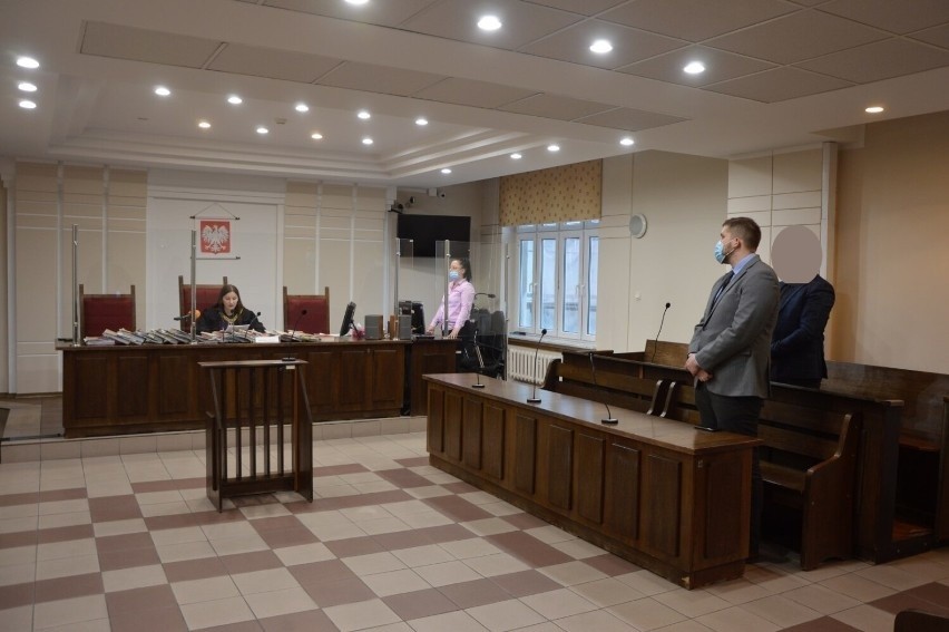 Sąd w Lęborku skazał byłych policjantów na więzienie za branie łapówek. Wyrok jest nieprawomocny