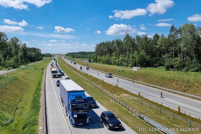 Kierowcy mają do dyspozycji dwie jezdnie od granicy województw warmińsko-mazurskiego i mazowieckiego do okolic miejscowości Pawłowo przed Płońskiem. To łącznie 60 km, a od piątku odcinek ten wydłuży się o 2 km do węzła Dłużniewo.