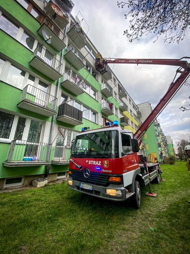 Strażacy weszli do mieszkania przez balkon