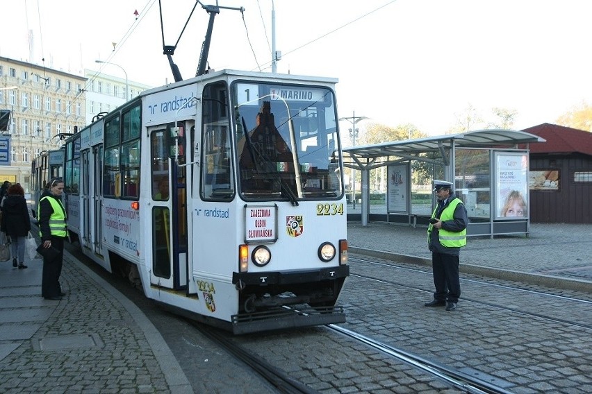 Wrocław: Tramwaj potrącił pieszego przy dworcu Nadodrze (ZDJĘCIA)