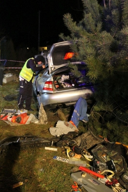 Groźny wypadek pod Wrocławiem. Audi dachując uderzyło w drugi samochód i ogrodzenie (ZDJĘCIA)