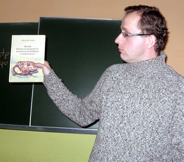 Paweł Piotr Mynarczyk z publikacją Maksymiliana Grzegorza wydaną przez tucholskie starostwo