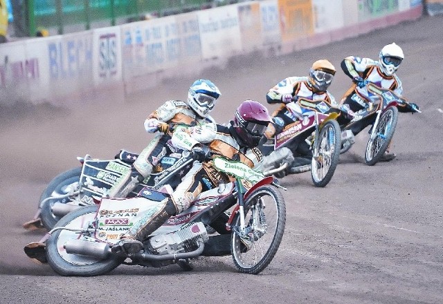 W IX biegu sygnał do ataku dali Rafał Dobrucki (czerwony kask) i Niels Kristian Iversen (niebieski). Nasi przegrali start, ale czaili się za Tomaszem Jędrzejakiem (żółty). Opłaciło się, bo "Ogór&#8221; popełnił błąd i z 3:3 mieliśmy 5:1 dla Falubazu.